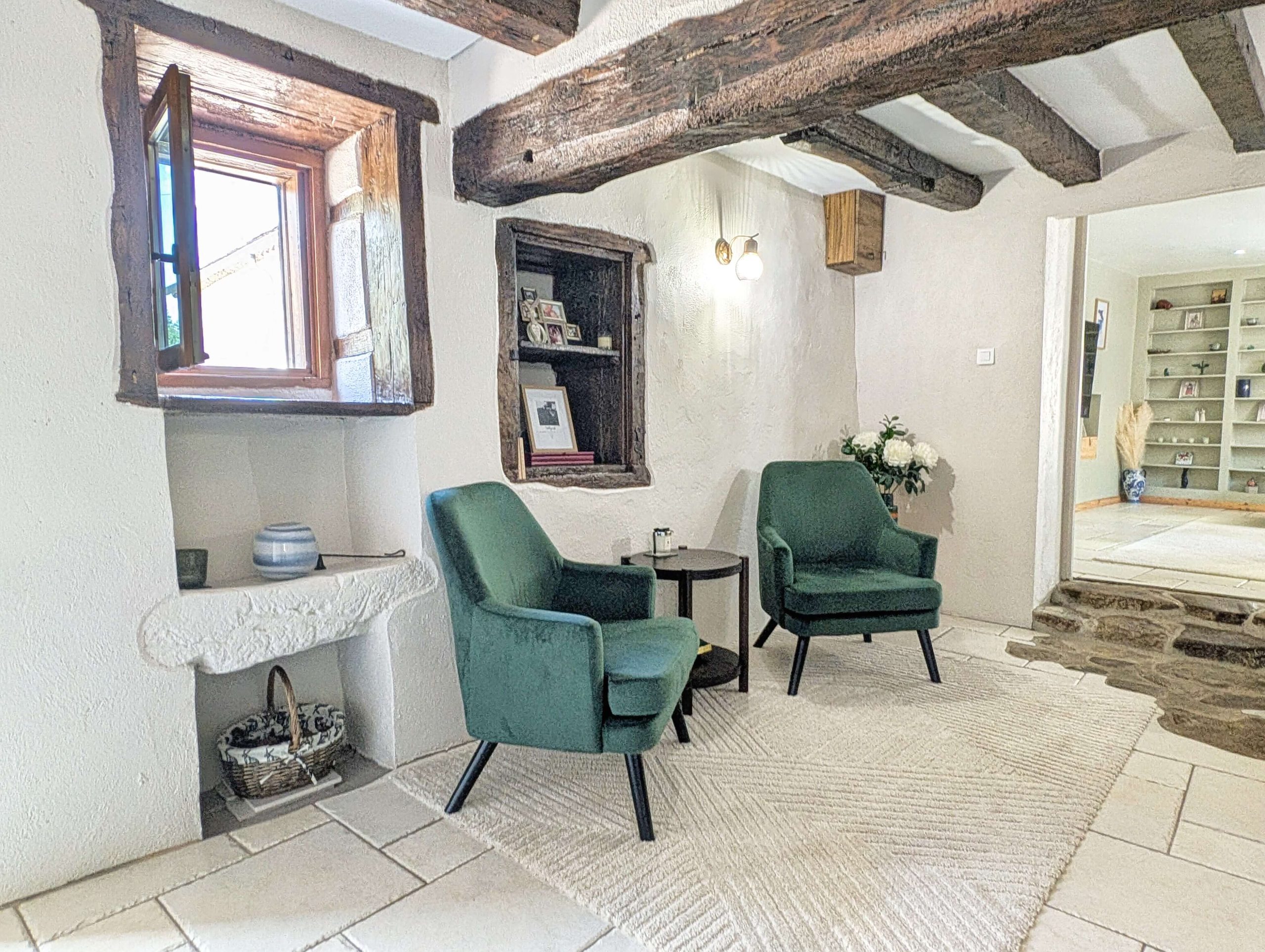 Bluedothotel France – Restaurant und Aufenthaltsbereich