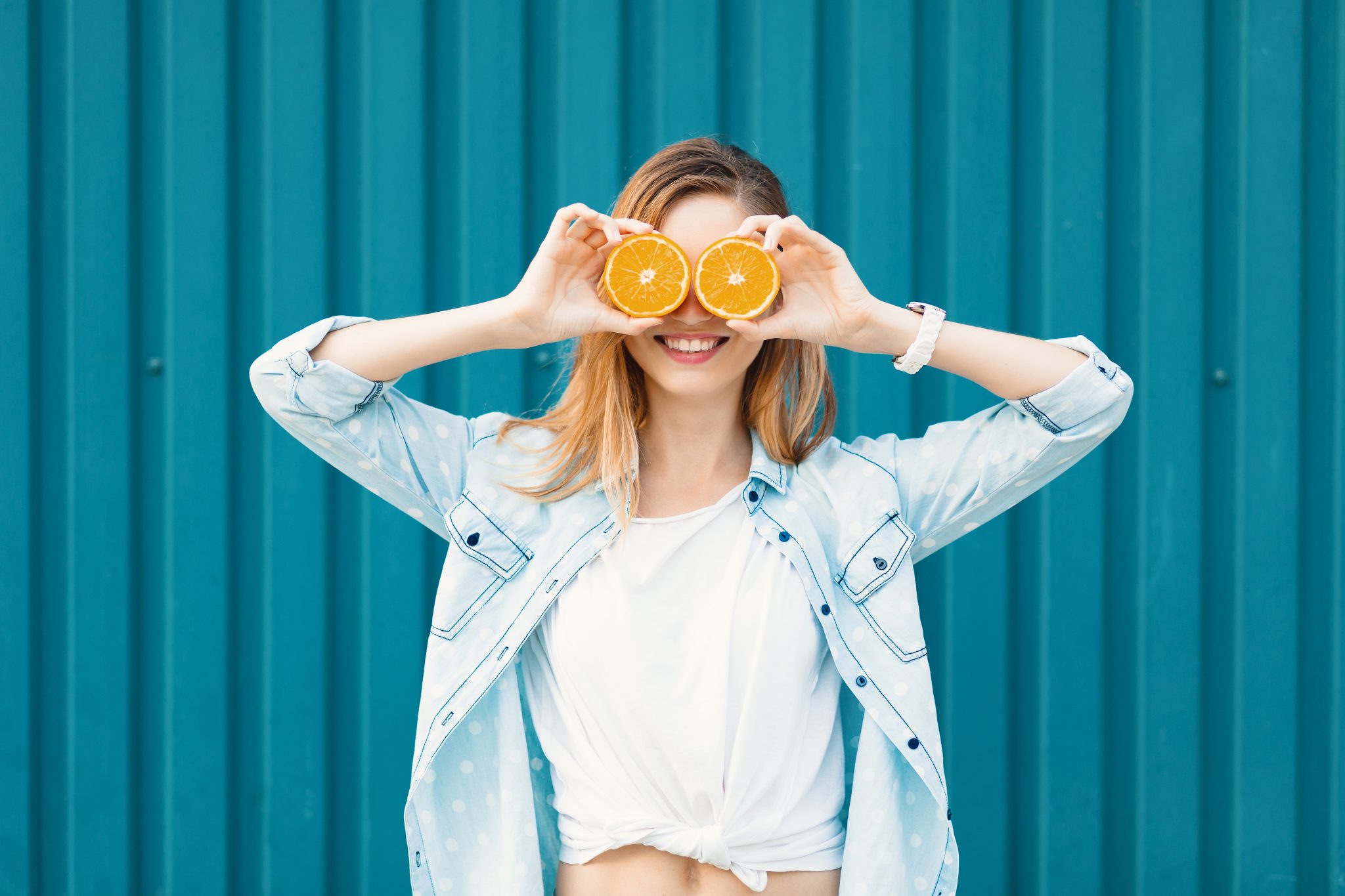 Frau mit Orangen – Vitamin B6 Spaß