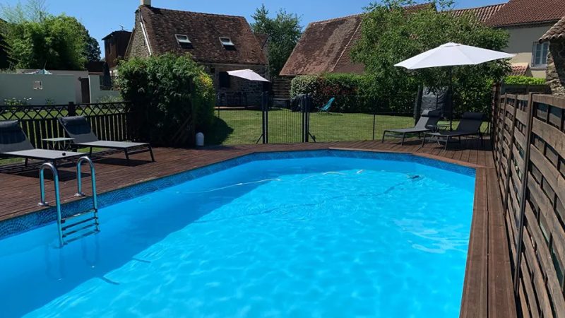 Swimmingpool des Blue Dot Hotel France in der Haute-Vienne