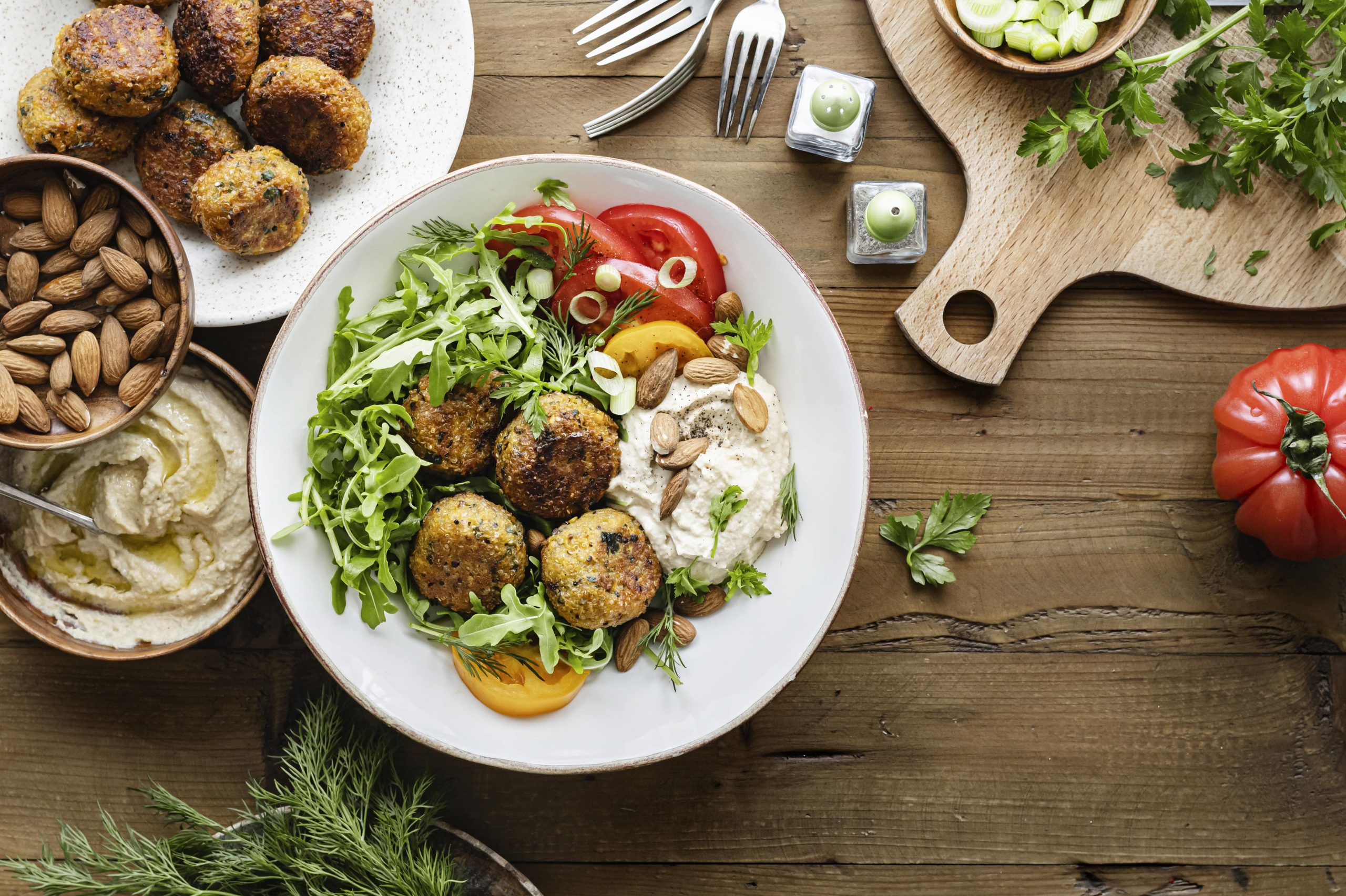 Pflanzliches Gericht mit Falafel und Gemüse