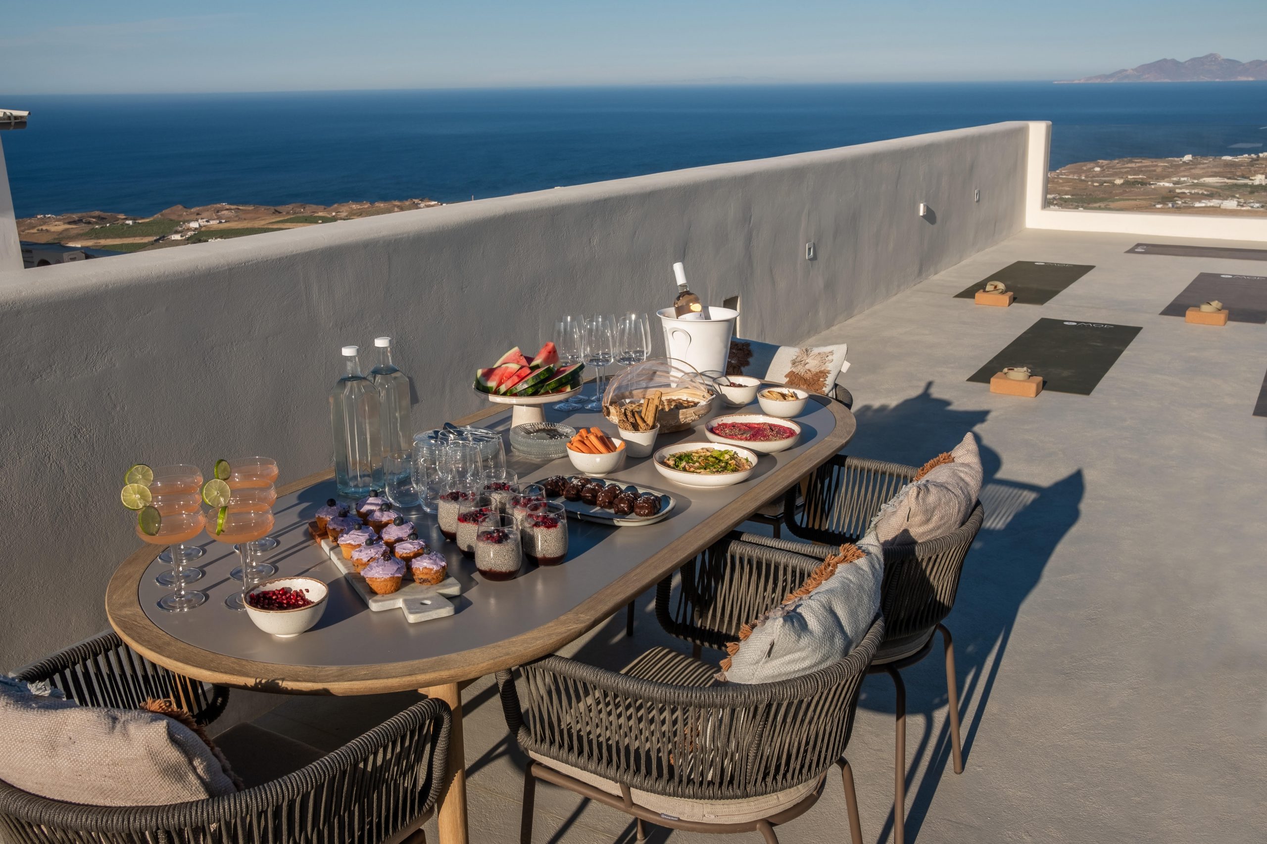 Terrasse des MOD Santorini Vegan Boutique Hotel