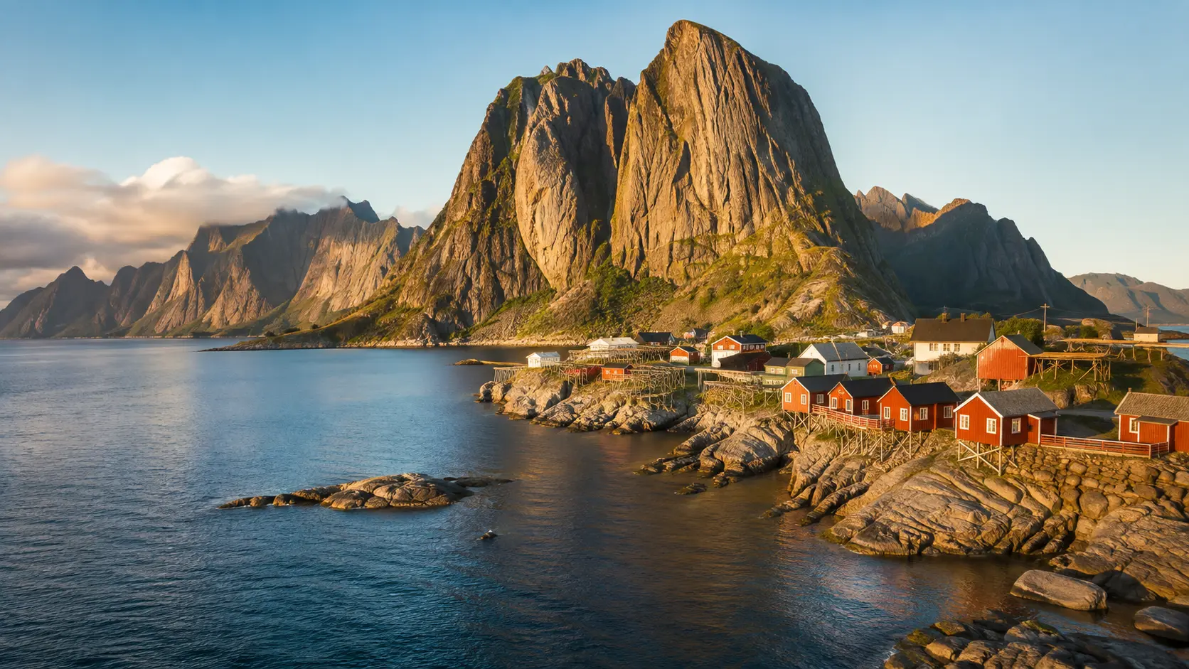 Rote Rorbuer-Hütten und markante Berggipfel auf den Lofoten