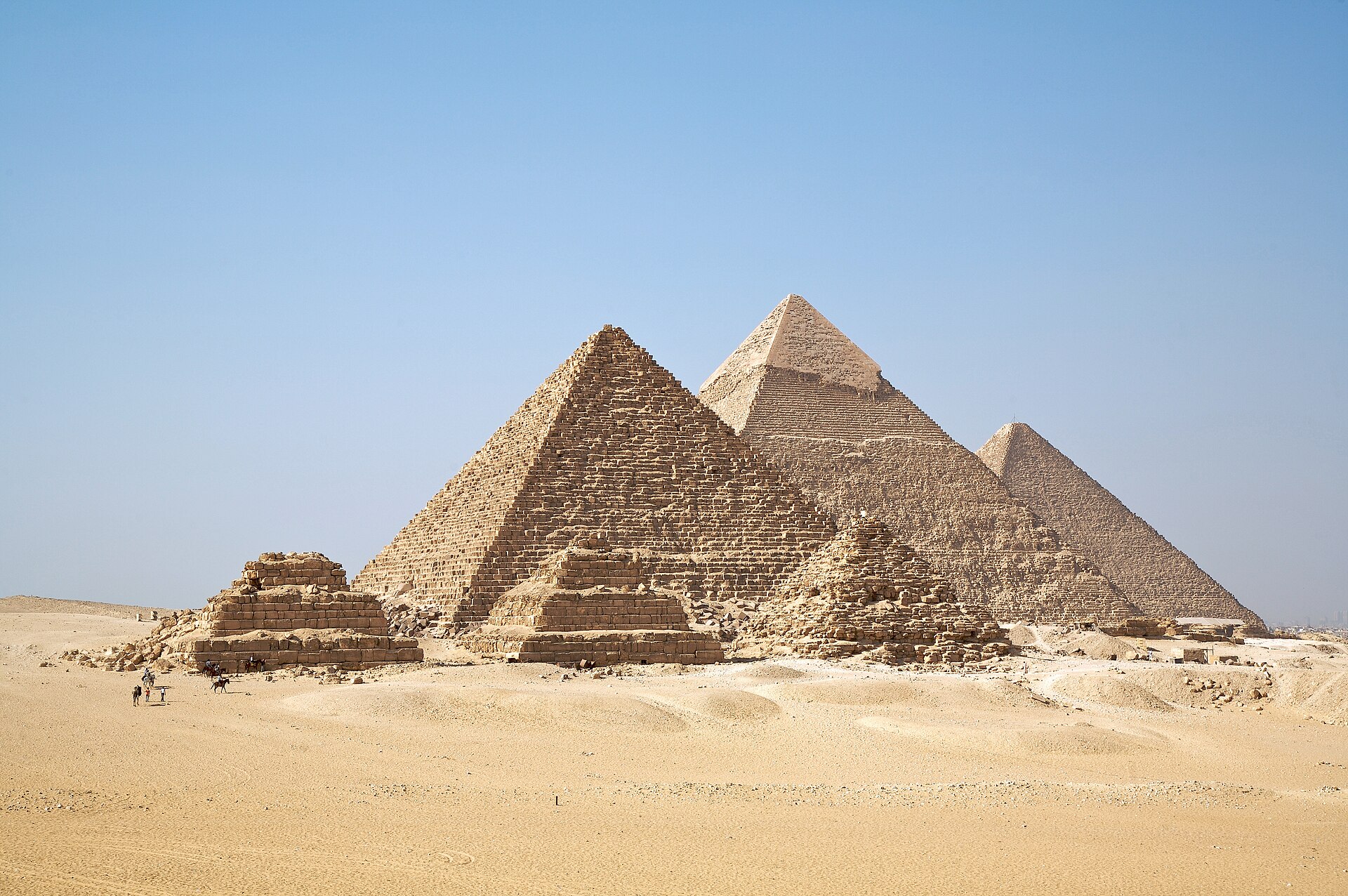 Die Pyramiden von Giza in der Wüste unter klarem blauem Himmel