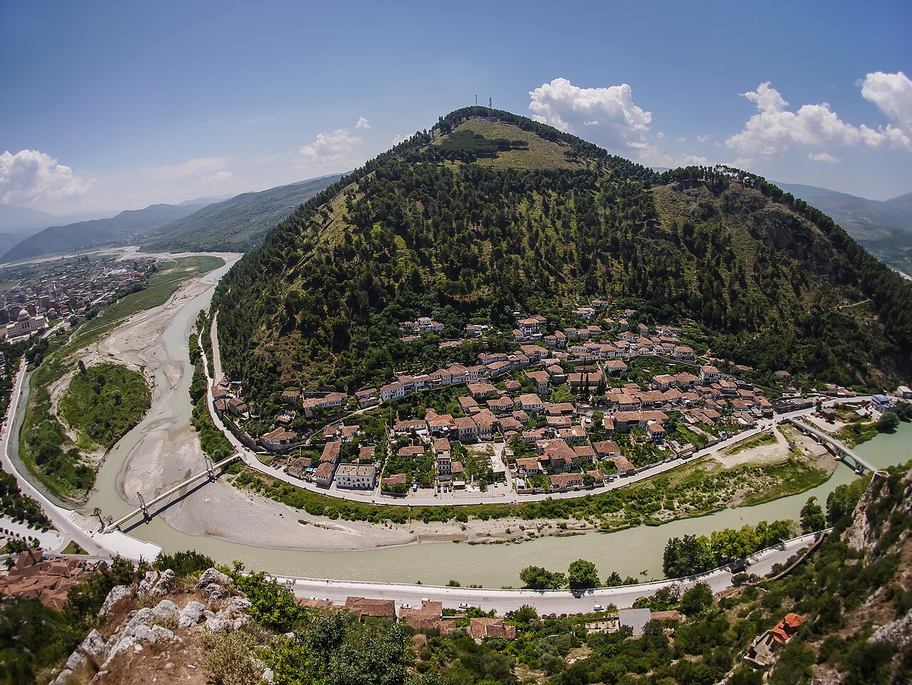 Berats Stadtteil Gorica am Fluss Osum vor einem bewaldeten Hang in Albanien