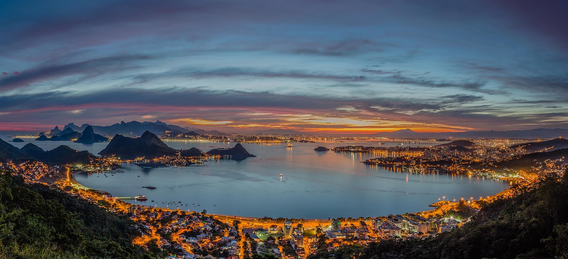 Rio de Janeiro und die Guanabara-Bucht in der Dämmerung, vom Parque da Cidade in Niterói aus gesehen