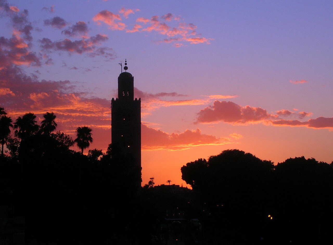 Koutoubia-Minarett in Marrakesch bei Sonnenuntergang