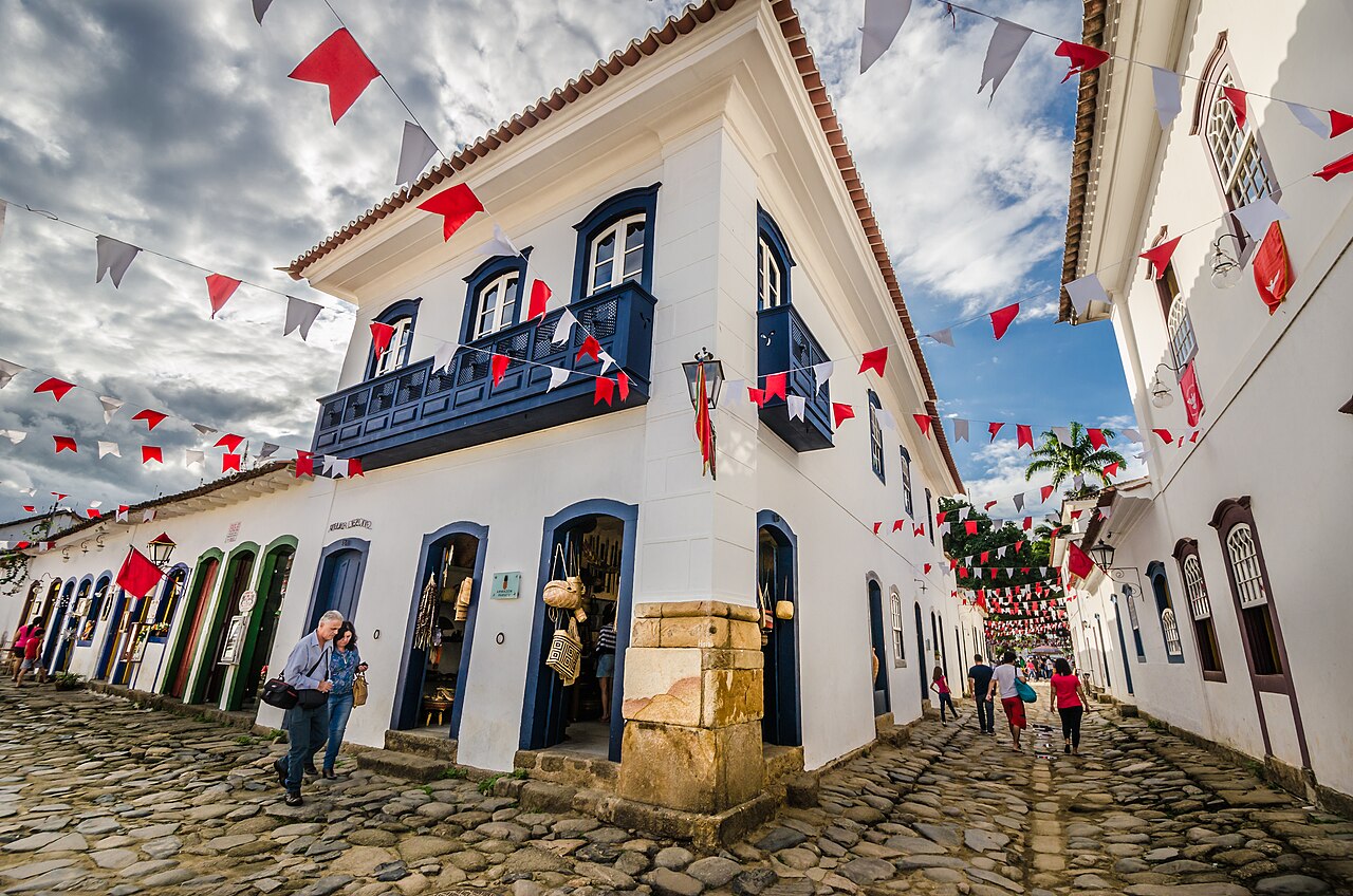 Weiße historische Gebäude und Kopfsteinpflaster in der Altstadt von Paraty