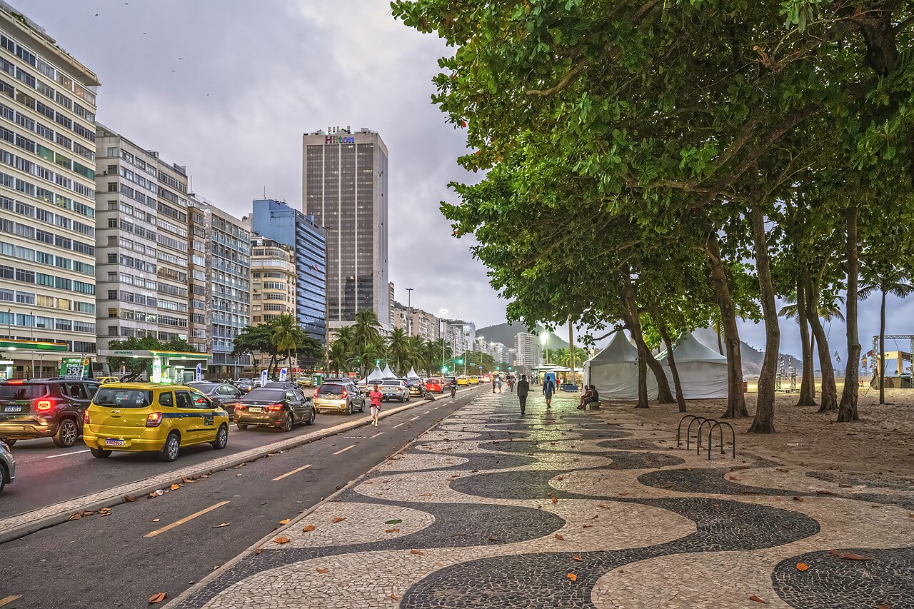 Wellenmuster der Copacabana-Promenade und Gebäude an der Avenida Atlântica in Rio de Janeiro