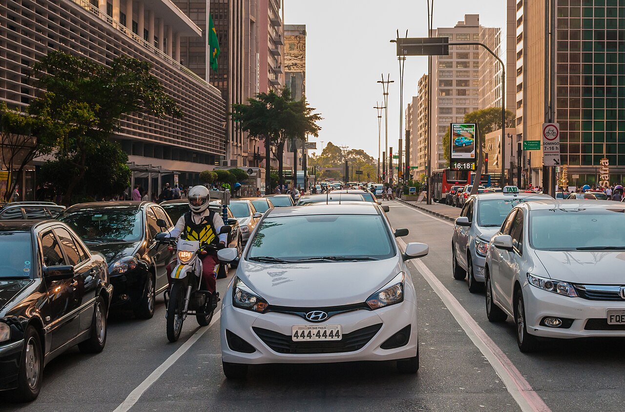 Straßenansicht der Avenida Paulista mit Hochhäusern in São Paulo