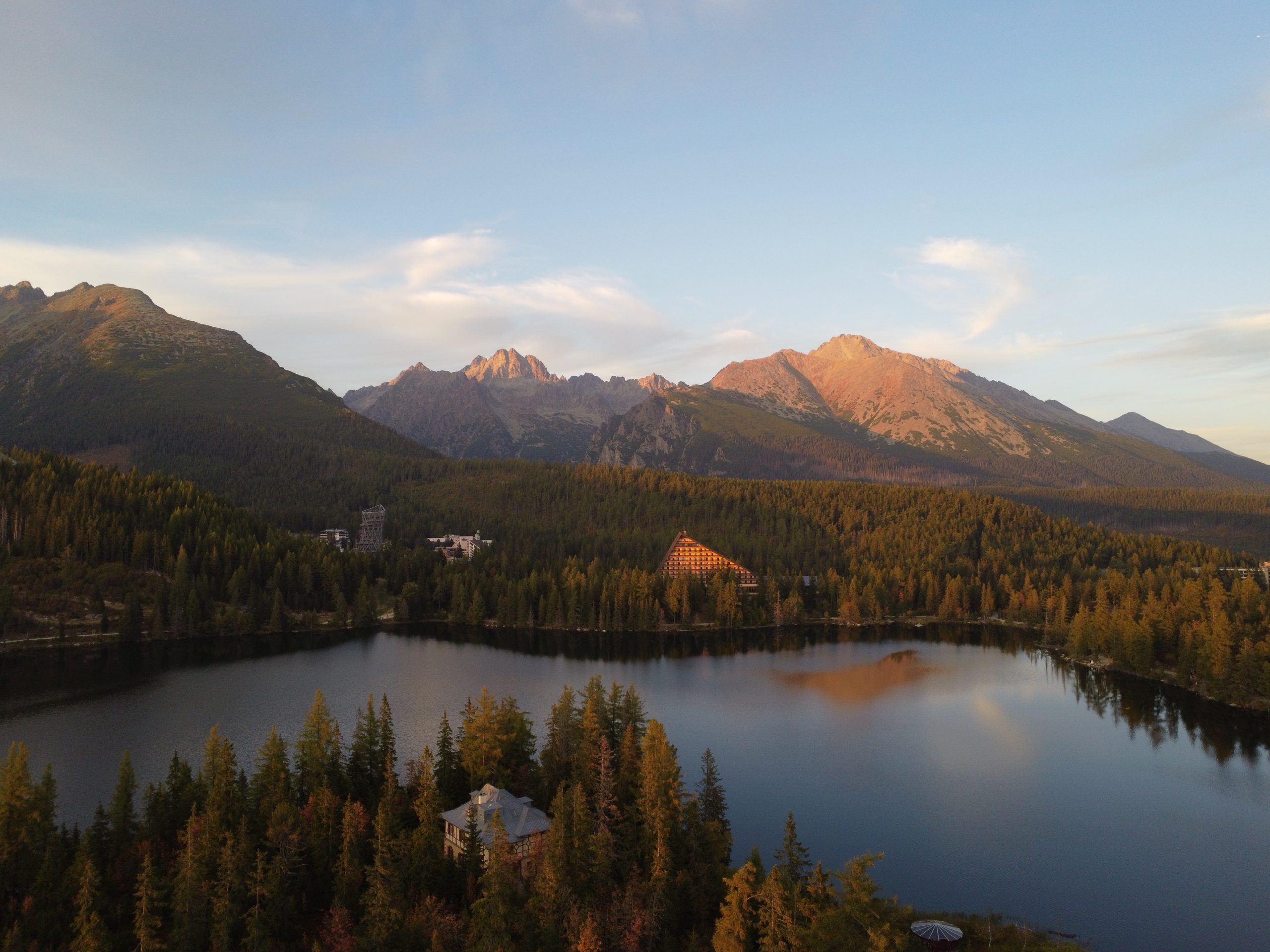 Sonnenuntergang über Štrbské pleso und den Bergen der Hohen Tatra in der Slowakei