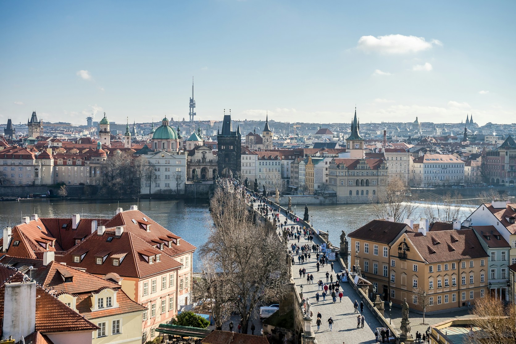 Blick über Prag und die Moldau als Reiseziel in Tschechien