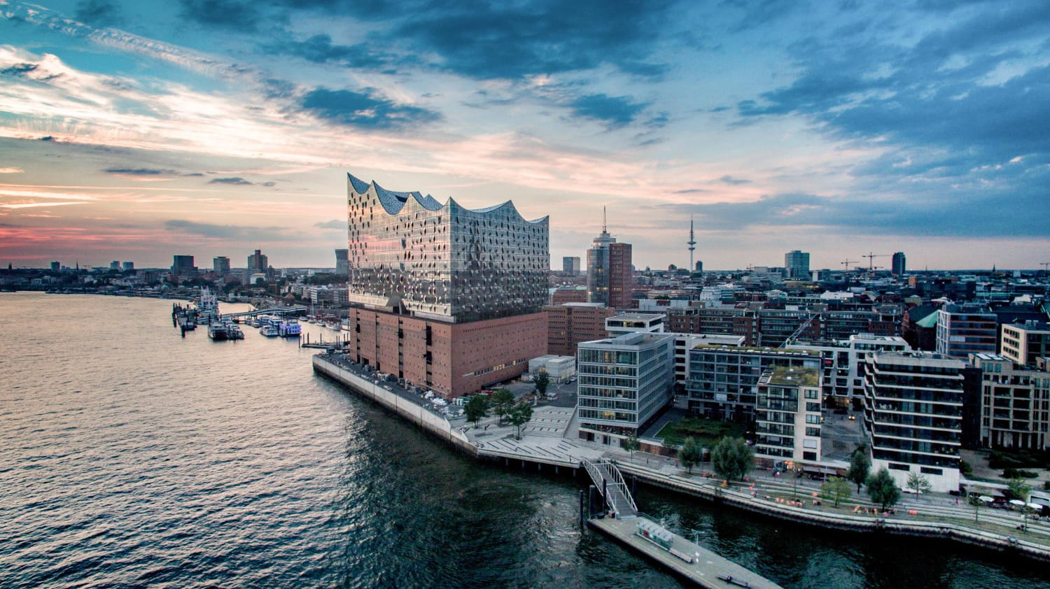 Elbphilharmonie und Hamburger Hafen im Abendlicht